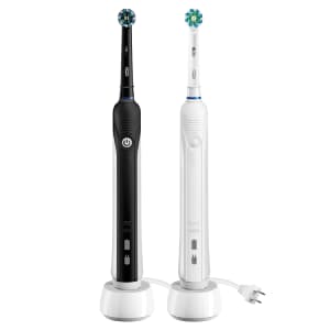 Spazzolino elettrico Oral-b 1000: un modello bianco ed un modello nero su sfondo bianco
