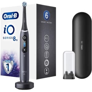 Spazzolino elettrico Oral-b iO 8 con custodia ed accessori su sfondo bianco